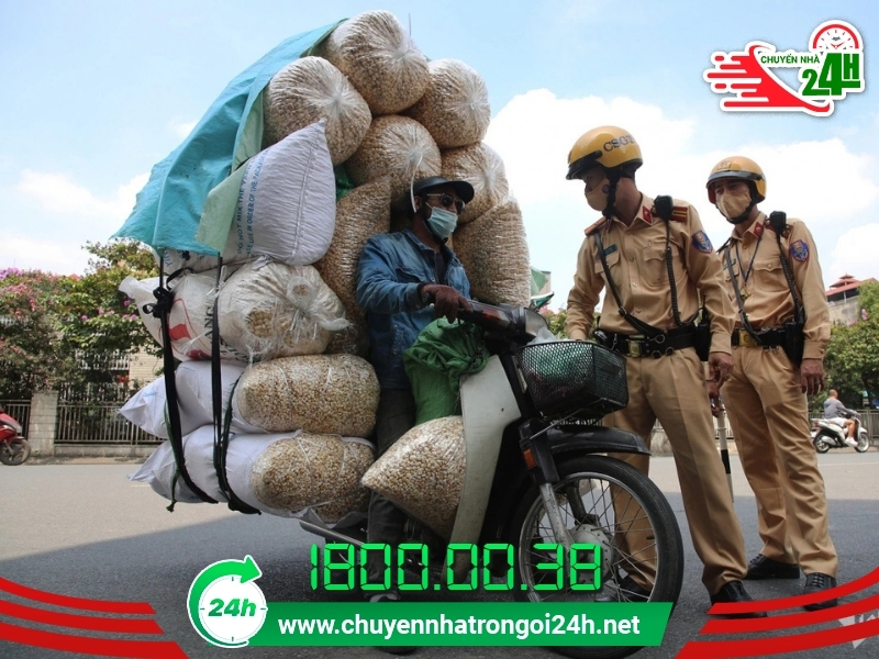 Chở hàng cồng kềnh xe máy có bị cấm không?