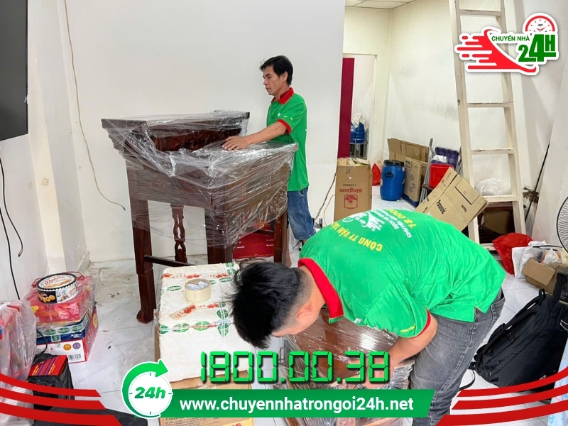 Nhân viên Chuyển Nhà Trọn Gói 24H bao bọc kỹ đồ đạc