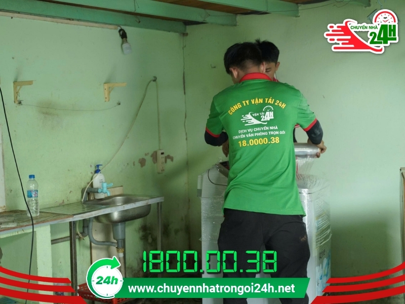 Nhân viên bọc lót đồ đạc cẩn thận bằng nhiều lớp