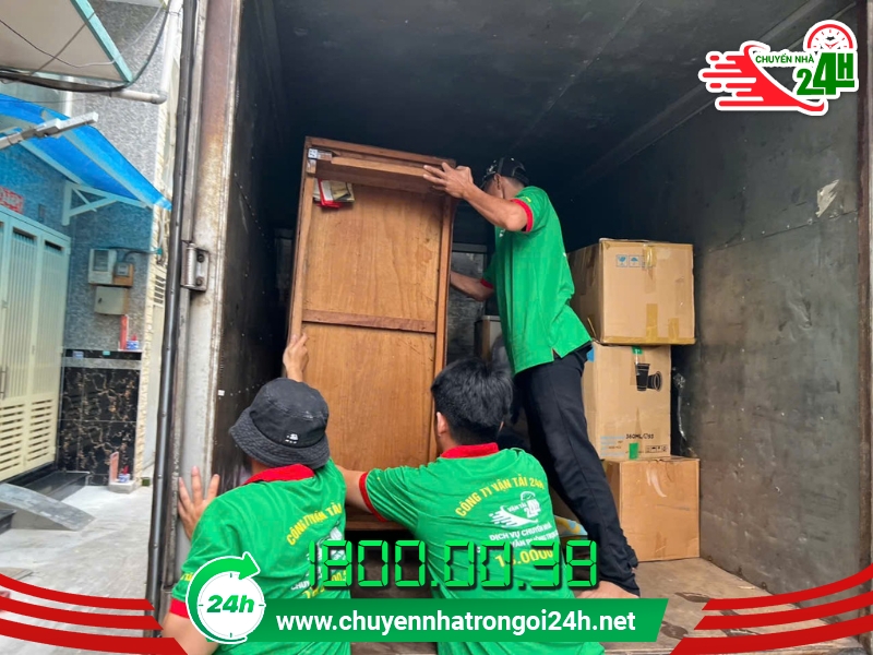 Nhân viên khiêng vác đồ đạc lên xe