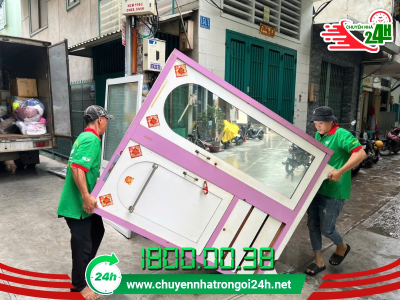 Nhân viên vận chuyển đồ qua hẻm