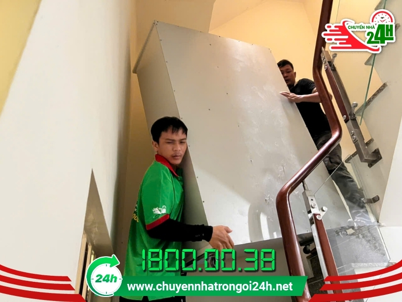 Chuyển Nhà Trọn Gói 24H vận chuyển đồ cồng kềnh xuống cầu thang hẹp cẩn thận, chuyên nghiệp