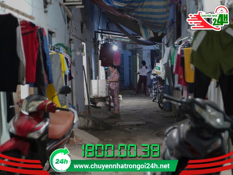Đặc thù lối đi hẹp là thách thức lớn khi chuyển trọ phường Bình Tân