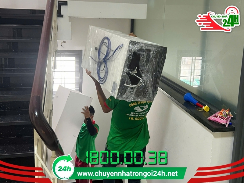 Nhân sự vận chuyển đồ đạc lên xuống cầu thang chuyên nghiệp, tỉ mỉ