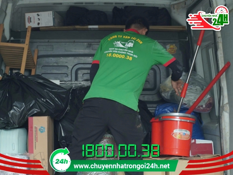 Nhân viên Chuyển Nhà Trọn Gói 24H bố trí đồ đạc trên xe tải
