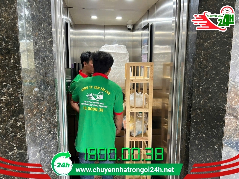 Nhân viên Chuyển Nhà Trọn Gói 24H phối hợp chuyển đồ đạc lên thang máy
