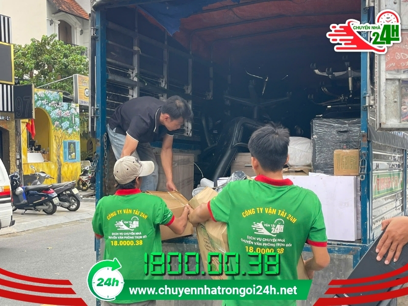 Nhân viên Chuyển Nhà Trọn Gói 24H thao tác chuyên nghiệp, đảm bảo an toàn tài sản