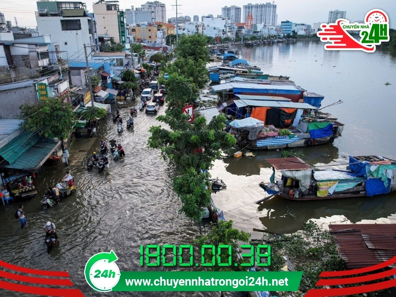 Triều cường cản trở quá trình chuyển trọ phường Tân Mỹ