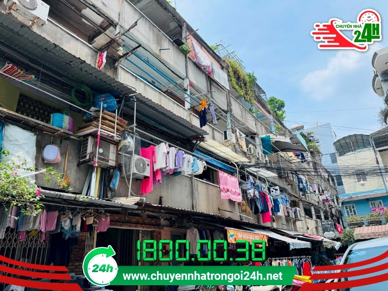 Vận chuyển đồ đạc nặng lên xuống tầng lầu là trở ngại lớn khi chuyển trọ phường Tăng Nhơn Phú