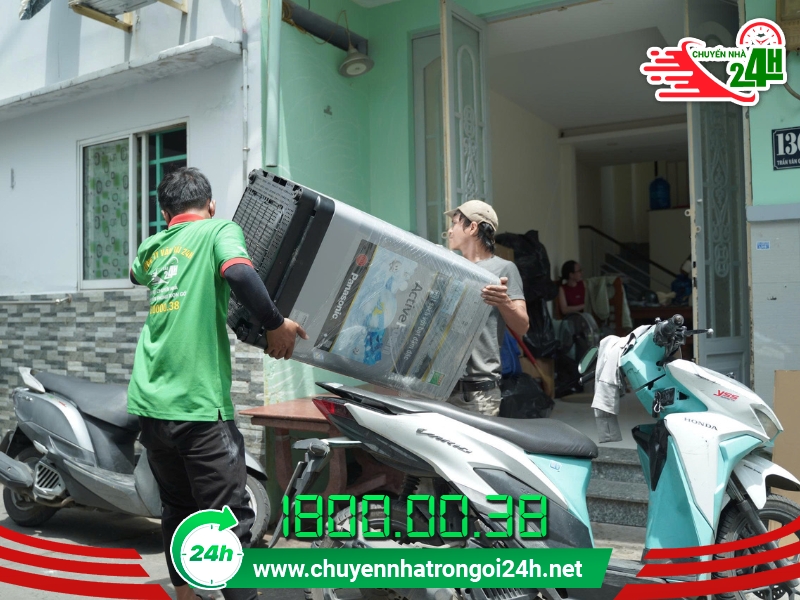 Chuyển Nhà Trọn Gói 24H chuyển đồ đạc nhà trọ tại một con hẻm nhỏ