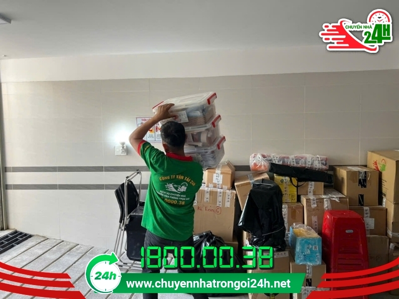 Nhân viên Chuyển Nhà Trọn Gói 24H thao tác đóng gói, vận chuyển đồ đạc chuyên nghiệp